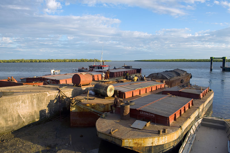 Cargo ships collect the copra <p>from along the coast and transport<p> it to the factory in Quelimane.