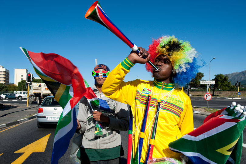 Street vendors from Zimbabwe selling <p>fan items in Cape Town