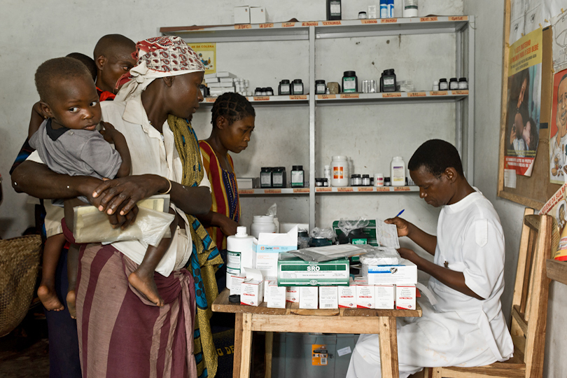 Pharmacist dispenses anti-retroviral<p> medicines to HIV-AIDS patients